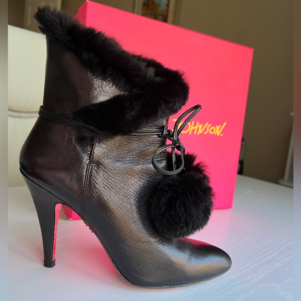Sexy Betsey Johnson Italian Leather Vero Cuoio heeled boots, size 7.5M